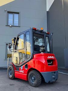 Heavy-duty Diesel Forklift with Pneumatic Tires for Indoor Warehouse Operations and Heavy <b>Lifting</b>. - Product Image 4