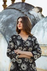 Vestido de Algodón Estampado a Mano con Diseño Floral de Amarilis, Estilo Bohemio en Blanco y Negro - Product Image 3