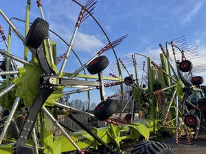 Claas Liner 4800 Business 4 Rotor Rake 13.6m Rotary Hay Rake Agricultural Forage Equipment for Sale - Product Image 5