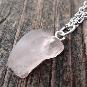 Collar con colgante de cuarzo rosa crudo Natural de Plata de Ley 925 con cadena de caja, piedra de cuarzo rosa, joyería hecha a mano - Product Image 1