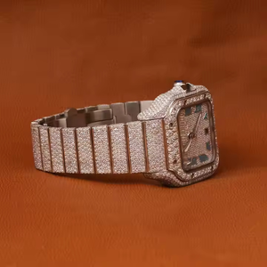 Montre personnalisée en diamant moissanite entièrement glacée Cadran de date classique Bleu ciel Chiffres romains Cadran en cristal de saphir Fenêtre pour unisexe - Product Image 2