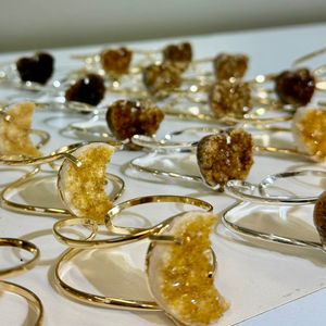 Pulseras y Brazaletes Elegantes de Moda para Mujer, Diseño de Luna con Citrino en Racimo, Chapado en Oro sobre Latón - Product Image 2