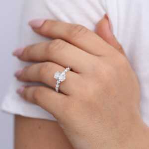 Anillo de Compromiso Solitario con Diamante Cultivado en Laboratorio, Elegante Forma Ovalada - Product Image 5