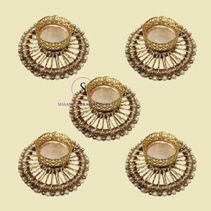 เชิงเทียนโลหะสไตล์วินเทจแบบดั้งเดิมพร้อมด้ายสีทองและลูกปัดมุกสำหรับตกแต่งเทศกาลดิวาลี - Product Image 3