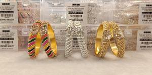 Élégant ensemble de bracelets Rajwadi pour femmes vêtements de mariée fantaisie pierre cloutée bracelets en métal disponibles en plusieurs couleurs pour les mariages - Product Image 3