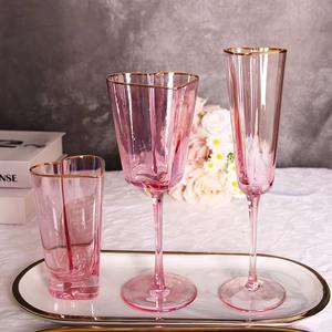 Hermosa copa de vino de cristal de color rosa, de belleza atemporal, lo que la hace adecuada tanto para noches informales como para celebraciones formales. - Product Image 5