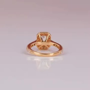 Lujoso anillo de compromiso con ajuste de Halo de diamante cultivado en laboratorio de corte esmeralda, anillo de regalo de estilo moderno chapado en oro de 14KT para mujer - Product Image 2