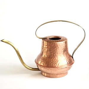 Arrosoir rond en cuivre brillant avec poignée en boucle et bec long et étroit pour l'arrosage des plantes d'intérieur - Product Image 4