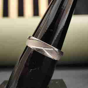 Anillo Unisex Único de Acero Inoxidable con Moissanita Trenzada y Diseño Moderno, Chapado en Oro de 14K para Cualquier Ocasión - Product Image 1