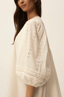 Robe Courte Blanche Unie Style Bohème en Coton à Col Rond avec Broderie Machine Manches Courtes Écologique Lavable Respirante