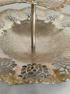 Support à gâteau à deux étages en or découpé, parfait pour la présentation de desserts, les buffets et la décoration intérieure, vente en gros en provenance d'Inde - Product Image 4