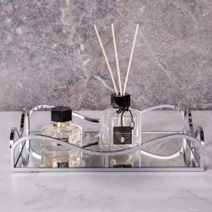 Bandeja de Servicio de Lujo de Diseño Curvo de Metal Hecha a Mano Moderna y Ecológica de Primera Calidad, Apta para Lavavajillas, para Baño, Tocador y Hogar - Product Image 3
