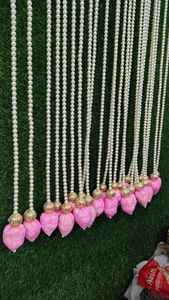 Brotes de loto de madera Sola colgantes con cadena de perlas guirnalda de Festival de cuentas blancas, Diwali Navratri boda Mandir decoración de pared regalos - Product Image 5
