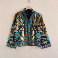 Veste en coton Suzani florale traditionnelle faite à la main pour femmes