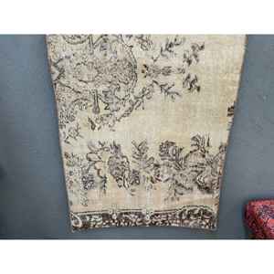 Alfombra Pequeña Vintage de 2.6x5.3 pies (80x163 cm), Alfombra Turca de Lana con Diseño Floral Beige - Product Image 2