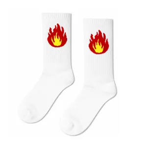 Chaussettes de sport à motif flamme de haute qualité, logo personnalisable, antibactériennes, résistantes à la transpiration, style athlète, taille unique pour l'automne - Product Image 1