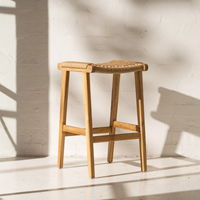 Tabouret de bar moderne réglable Ida avec structure en teck et assise en rotin tressé pour une utilisation en intérieur dans les hôtels et les salles à manger