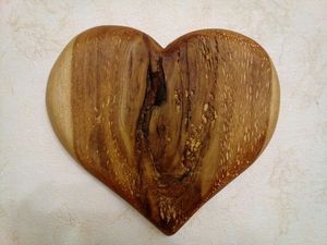 Cœur d'amour en bois d'olivier naturel fait à la main, poli, personnalisable, cadeau de table - Product Image 5