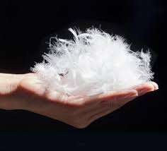 Corona de Plumas de Pato Naturales Hecha a Mano con Patrón Teñido, Decoración de Temporada para Puertas, Repisas o Paredes - Product Image 3