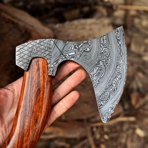 Hache Viking Tomahawk en acier damassé faite à la main manche en bois de rose Hache de survie forgée en gros personnalisée Type de tête de hache de qualité industrielle - Product Image 5