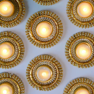 เชิงเทียนตกแต่งแบบดั้งเดิมของชาวอินเดียสีทองที่ใส่แสงไฟชาสินค้าสำหรับเทศกาลดิวาลี fvaor แบบดั้งเดิมของตกแต่งแบบอินเดีย Diya สีทอง - Product Image 1