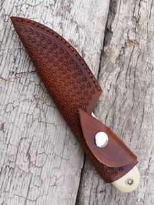 Couteau skinner de chasse en acier damas fait à la main sur mesure manche en résine partiellement dentelé épingles en mosaïque gaine en cuir de 3 ans - Product Image 3