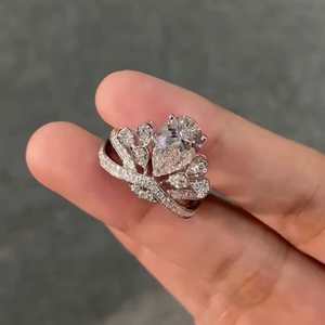 Bague de fiançailles avec pierres latérales en diamant de laboratoire en forme de poire de 5,00 carats, certifiée IGI, couleur D-E-F, clarté VVSVS - Product Image 4