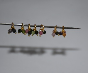 Perles enveloppées d'un seul fil de Tourmaline naturelle. Gemstone Dangle1 + 3 perles de fil unique Pièces de chapelet pour la fabrication de bijoux - Product Image 2