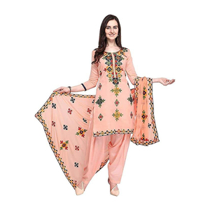 Fabrication de robes Shalwar Kameez de créateur fantaisie à broderie lourde style pakistanais et indien pour femmes - Product Image 3