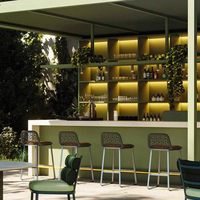Table de bar et tabourets d'extérieur structure en aluminium rotin PE KD avec coussin pour piscine de qualité commerciale