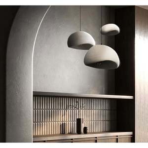 Lampadario in cemento con ciondolo in pietra