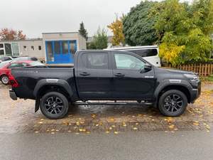 2023 para Toyota HiLux Cabina doble Invincible Usado AWD con asientos de cuero Interior oscuro Dirección izquierda - Product Image 6