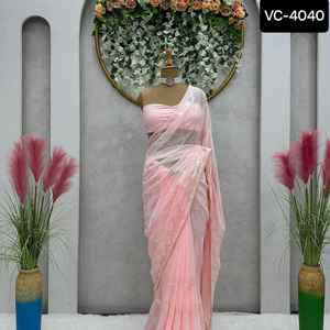 นักออกแบบใหม่ผู้หญิงงานแต่งงานสวมใส่ผ้าซิ่น Georgette นุ่มด้วยงานเย็บปักถักร้อยและลําดับงานสารีพร้อมเสื้อแฟนซีชิ้นชุดสูทอินเดีย - Product Image 2