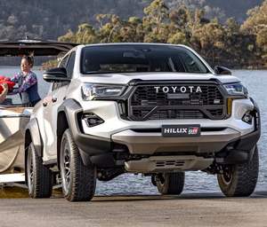 Toyota Hilux 4x4 Automatique 2022, Moteur Diesel Turbo 6.1-8L 8 Cylindres, Traction Avant, Volant à Gauche, Sièges en Cuir Foncé, Caméra ACC, SUV 7 Places, Jantes R19 - Product Image 1