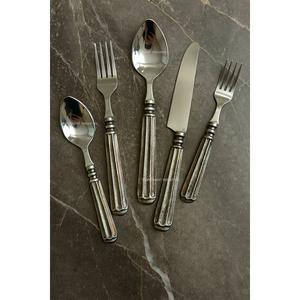 Ensemble de couverts en métal aspect royal avec poignée en laiton antique finition argentée pour la maison et le mariage - Product Image 3