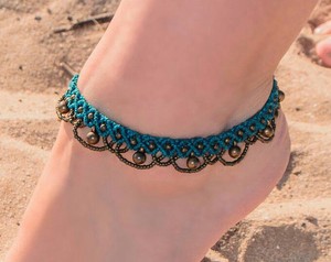 Elegante diseño simple de Cruz de berro con pequeñas cuentas de latón tobillera de macramé joyería ajustable para regalo de San Valentín y regalo de niña - Product Image 1