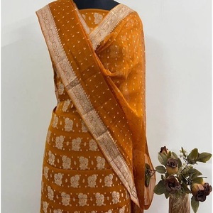 Choli sur mesure en pur Khaddi Georgette Banarasi costume avec argent Zari tissage en couleur jaune moutarde. Idéal pour mariage - Product Image 1