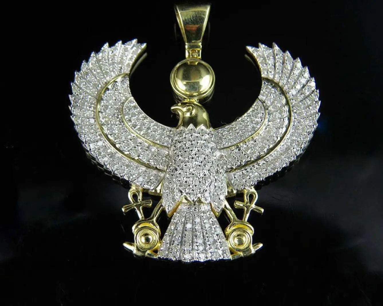 Majestic Soar chapado en oro, un colgante de águila llamativa con Un fabuloso trabajo de diamantes