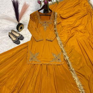 Ensemble haut et lehenga de soirée de créateur, en crêpe de soie, orné de perles, de sequins et de broderies zari, avec dupatta à bordure en dentelle à sequins - Product Image 1