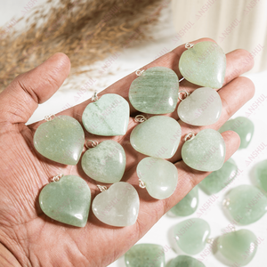 Superbe pendentif en forme de cœur en aventurine verte de qualité supérieure, cristal naturel de guérison pour bijoux, à porter au quotidien et pour les fêtes, méditation. - Product Image 1