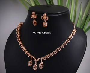 Ensemble collier et boucles d'oreilles plaqué or rose élégant, avec pendentif goutte en oxyde de zirconium de qualité supérieure et chaîne, style classique pour mariage - Product Image 1