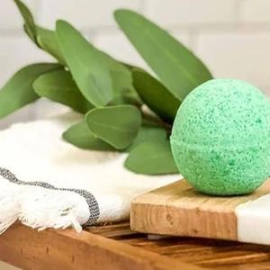 ระเบิดอาบน้ำกลิ่นเปปเปอร์มินต์สดชื่น ผลิตด้วยมืออย่างประณีต มอบประสบการณ์สปาเย็นสดชื่น ผลิตในสหภาพยุโรป เป็นมิตรต่อสิ่งแวดล้อม สำหรับขายส่งและแบรนด์ส่วนตัว - Product Image 2