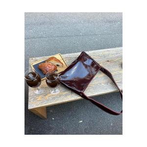 Borsa a tracolla da donna in vernice rosso chiaretto scuro di medie dimensioni - Product Image 1