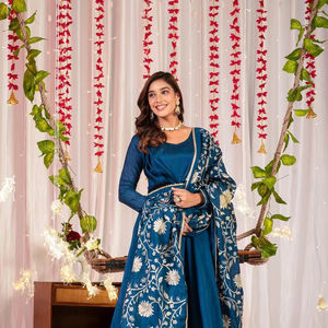 Vestido de seda de Vichitra de diseñador exclusivo de verano de alta calidad y bordado de secuencia de hilo Dupatta de encaje elegante para mujer - Product Image 1