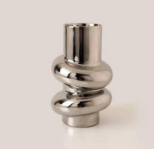 Vase à fleurs en fer design avec un design martelé et une finition dorée pour la décoration intérieure moderne et industrielle - Product Image 5