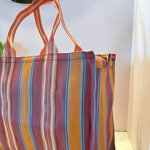 กระเป๋าช้อปปิ้งผ้าทอลายทางทำจากไนลอนรีไซเคิลเป็นมิตรต่อสิ่งแวดล้อมทำจากอินเดีย - Product Image 1