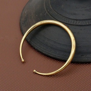 Derniers bijoux en laiton plaqué or 18 carats Bracelet de manchette géométrique multicouche ouvert incurvé pour femmes Bracelet d'accessoires - Product Image 4