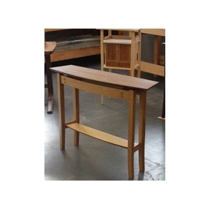 Table console en chêne artisanale avec pieds en fer thermolaqué, design équilibré apportant chaleur et style à tout décor - Product Image 1