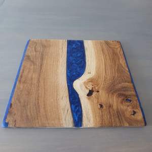 Planche à découper en résine conçue avec du tourbillon en marbre bleu fabriqué à la main à partir de bois durable excellent pour le service de nourriture créatif - Product Image 2