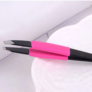 Pinzas para Cejas Elegantes de Acero Metálico con Punta Inclinada de 4 Pulgadas, Pinzas para Cejas con Recubrimiento Negro - Product Image 1